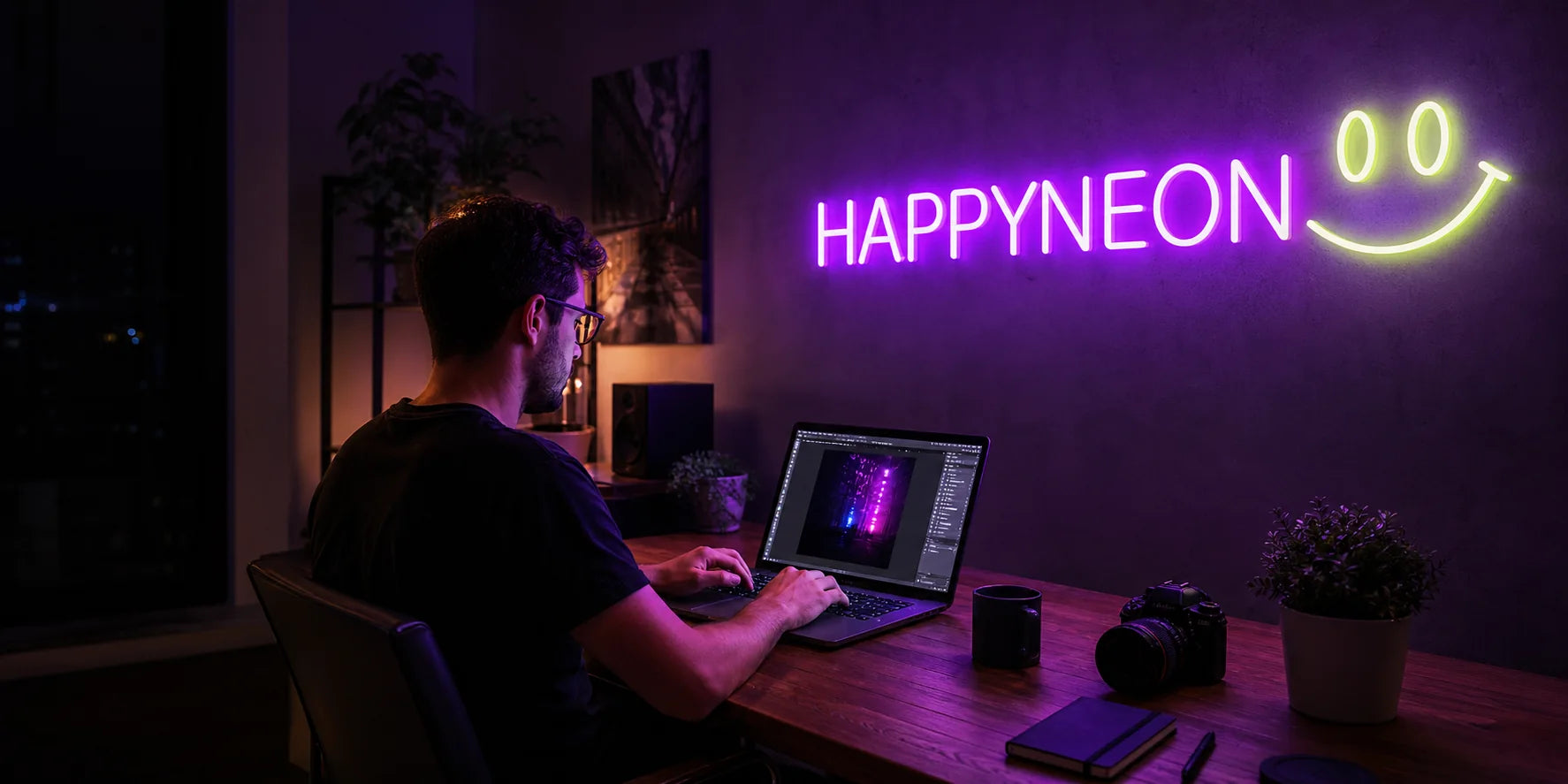 Tekijä työskentelee hohtavan HAPPYNEON-neonkyltin alla.