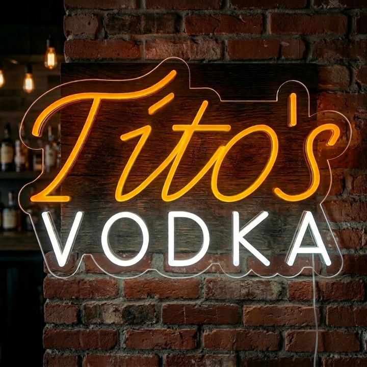 "Vintage Titos Vodka Olutbaari" Neonkyltti