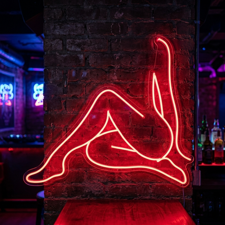 "Alaston Tyttö Istuu Tyylikkäässä Asennossa" Neonkyltti