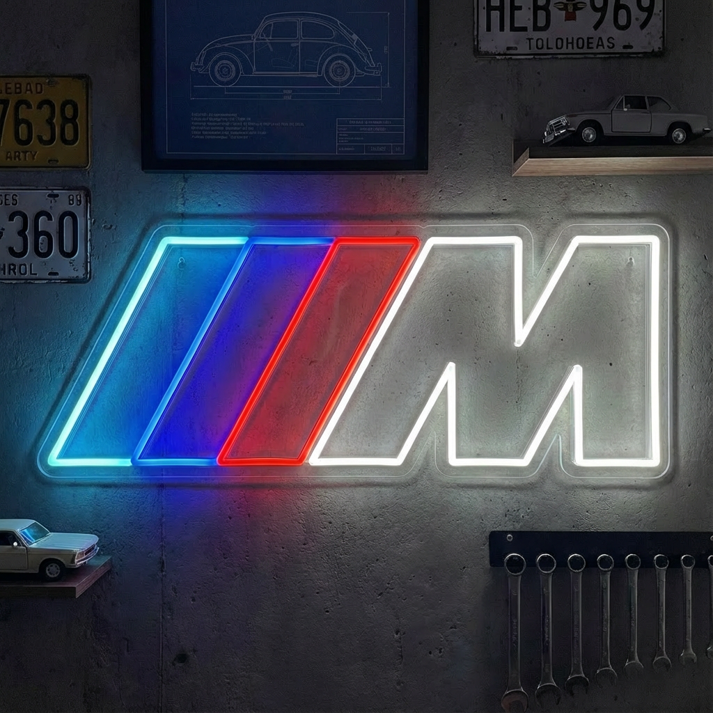 "M logo, autotalli sisustus" Neonkyltti