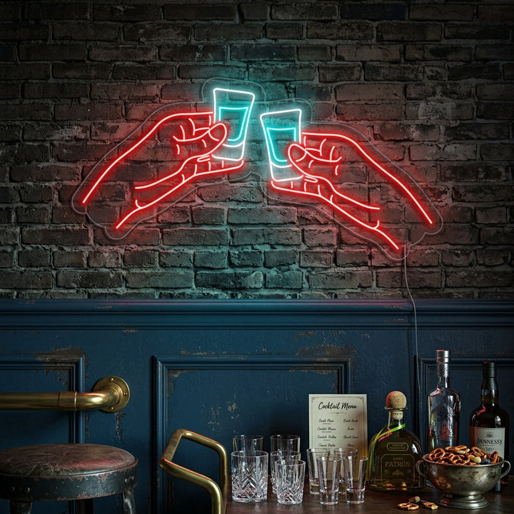 "Kaksi Kättä Hakkaavat Vodka- Tai Tequila-Juomia Baarissa" Neonkyltti