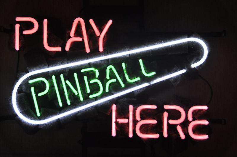 "Play Pinball Here, Pelihuone" Neonkyltti