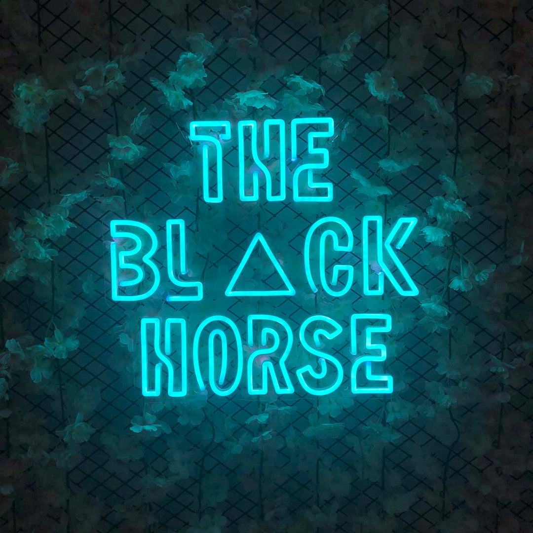 "The Black Horse" Neonkyltti