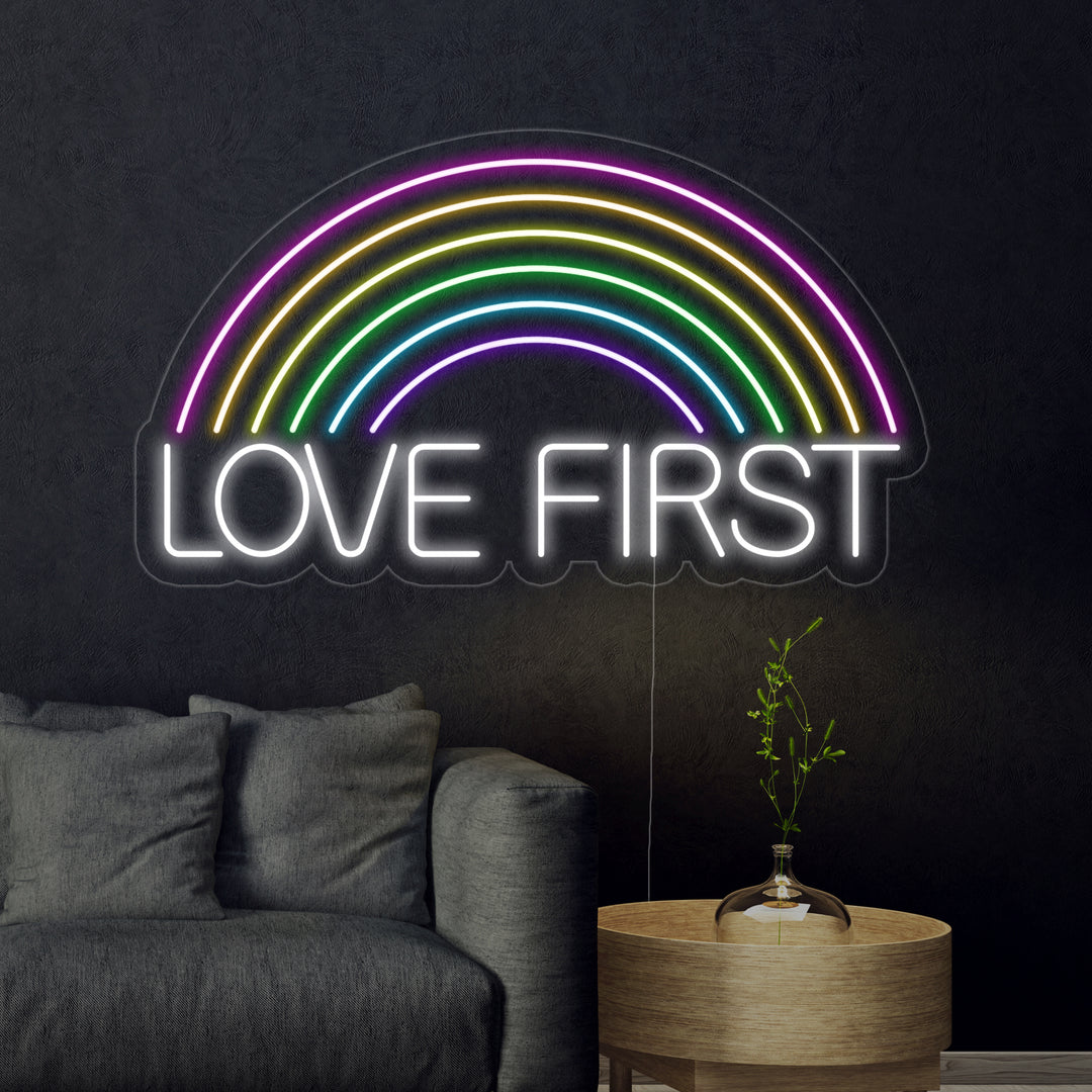 "Sateenkaari, Love First" Neonkyltti