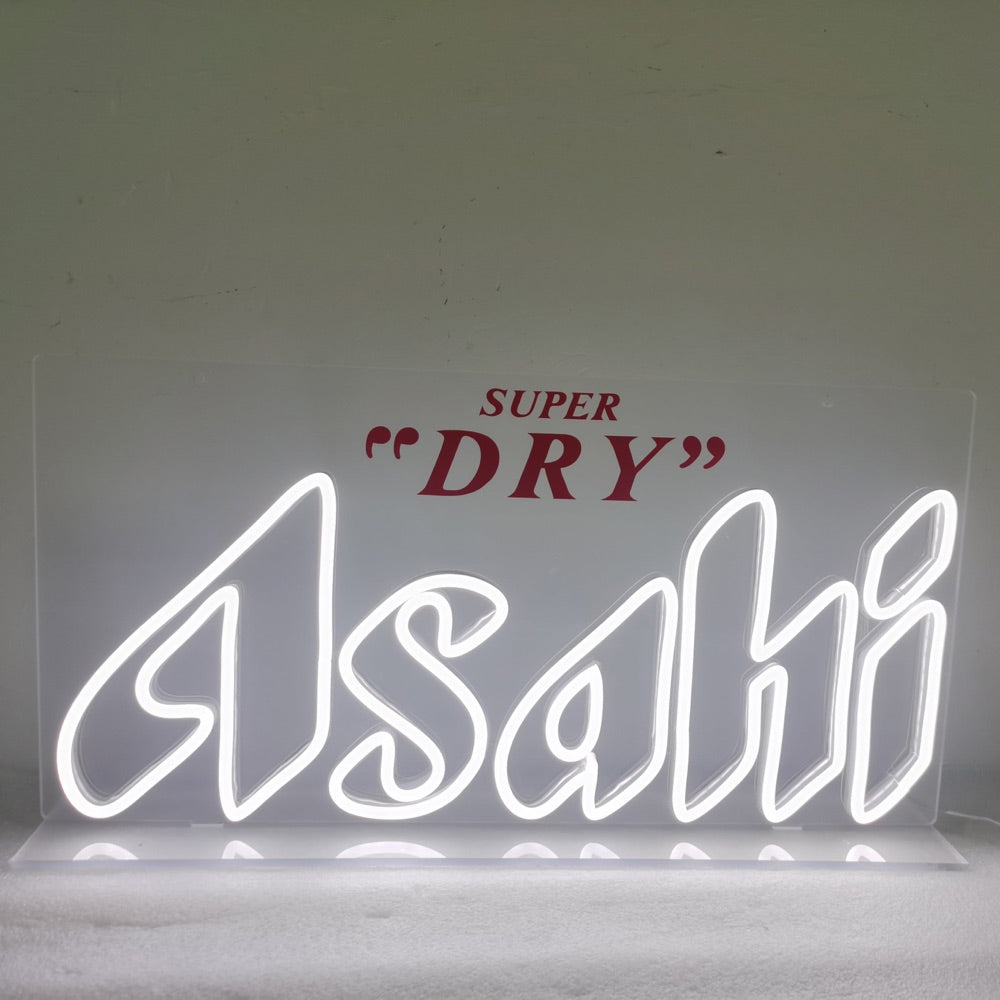 Valmis Asahi Super Dry -logo neonkyltti hohtaa valkoisena ja punaisena