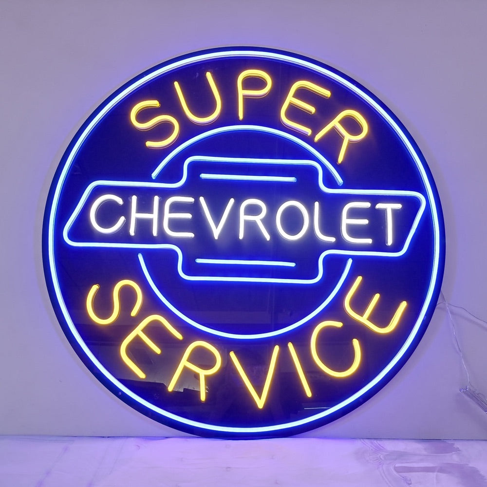 Valmis Chevrolet-logo neonkyltti, joka hohtaa sinisenä ja keltaisena