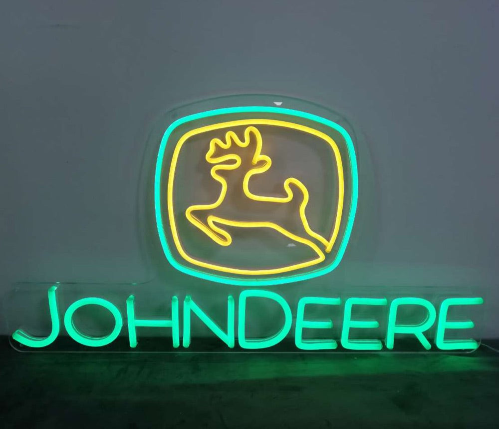 Valmis John Deere -logon neonvalo, joka hohtaa vihreänä ja keltaisena