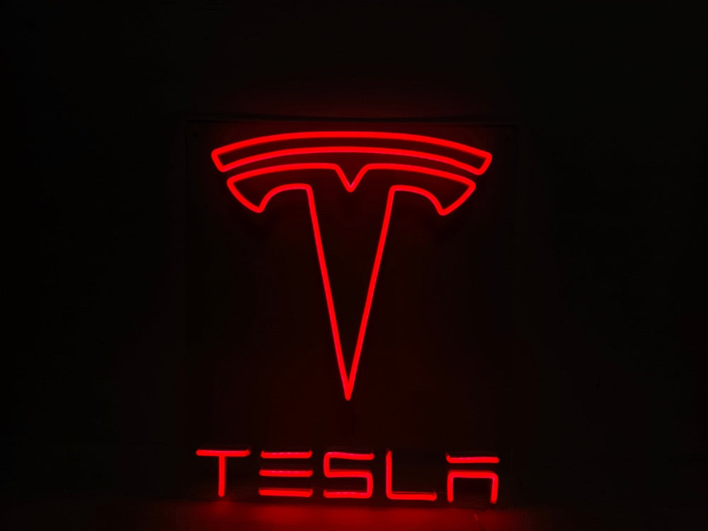 Valmis Tesla-logo neonkyltti hohtaa punaisena